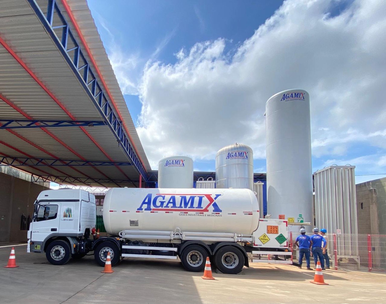 Caminhão, tanques e estrutura da Agamix