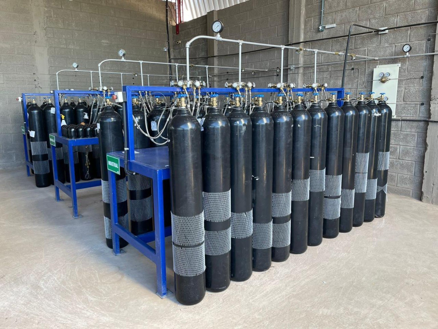 Cilindros pretos organizados em rack técnico