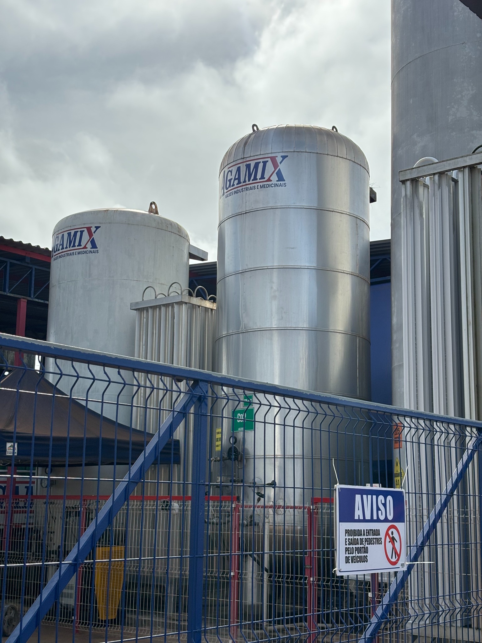 Tanques criogênicos da Agamix vistos atrás da grade de proteção