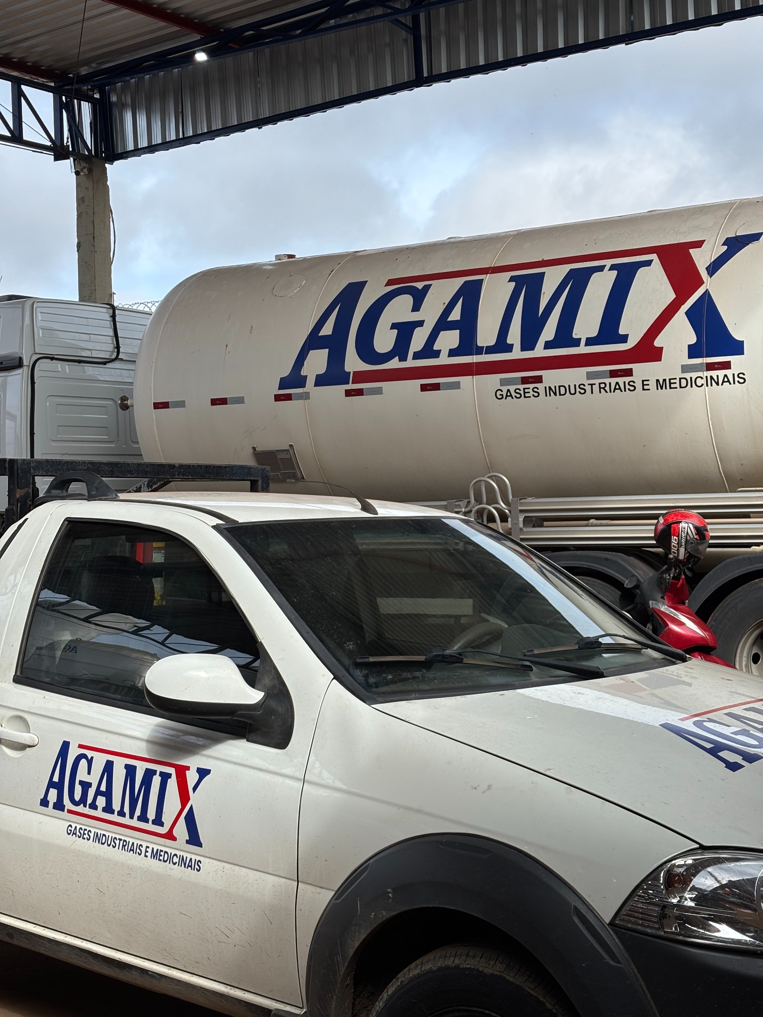 Pickup e caminhão tanque com identidade visual da Agamix