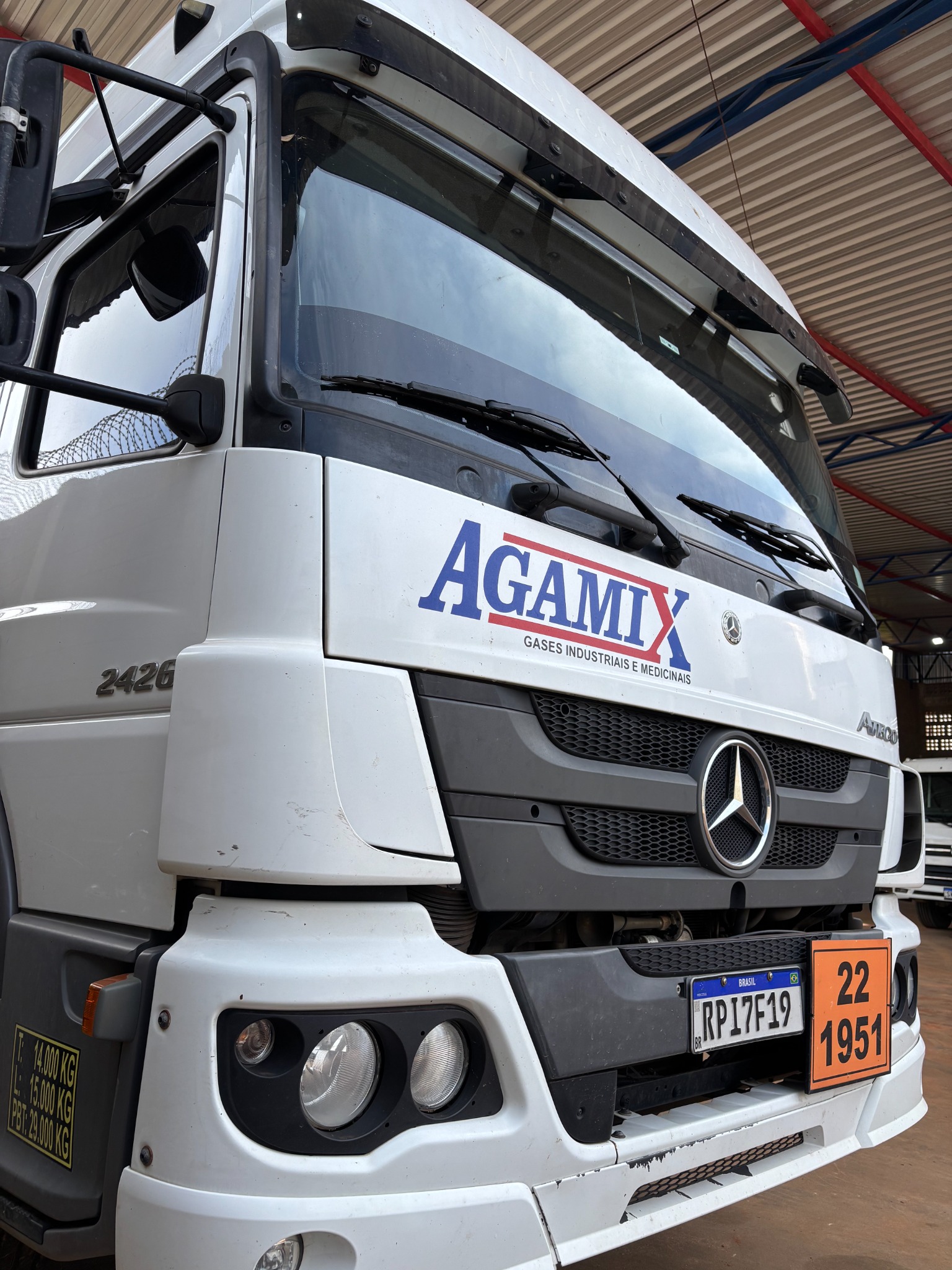 Caminhão Mercedes da Agamix em vista frontal